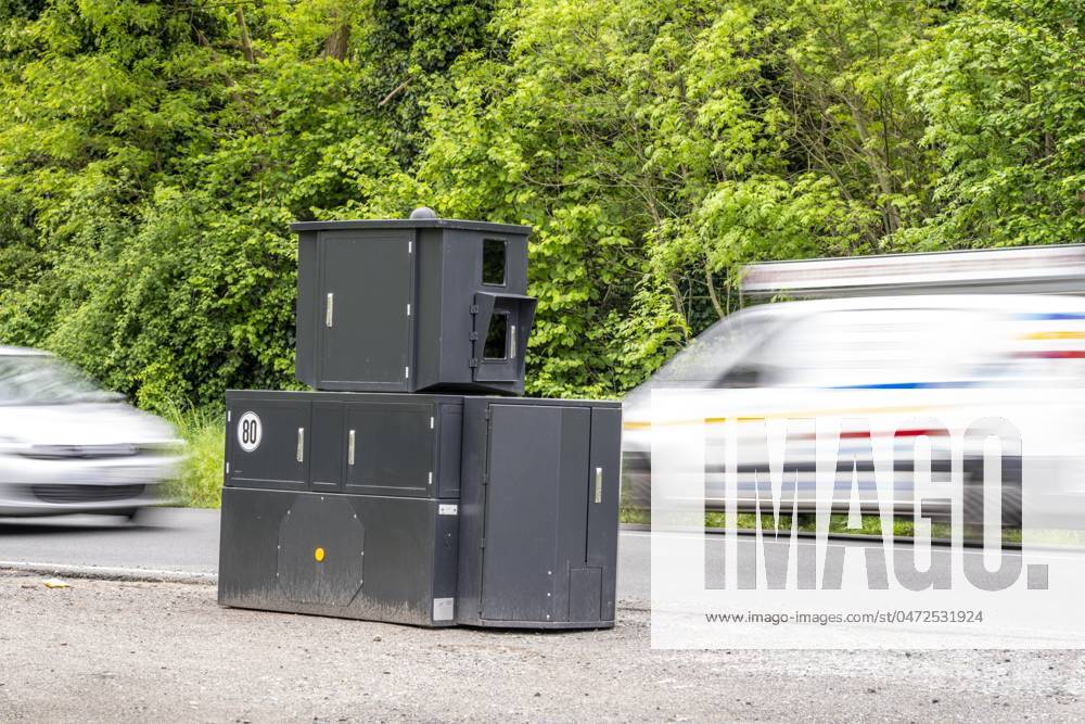 Semistationärer Blitzer an der B227, Hattinger Straße, eingesetzt von der Stadt Gelsenkirchen, Modell TraffiStar S350 von Jenoptik, das Gerät steht temporär, autark bis zu einer Woche, an verschiedenen Messpunkten, kann in 2 Richtungen messen und Blitzen, Lasermesstechnologie, Daten werden per Mobilfunk an die Stadt verschickt, ist auf einem geschützten Anhänger verbaut, im Volksmund auch Panzerblitzer genannt, hier eine 50km h Zone, NRW, Deutschland, Verkehrsblitzer
