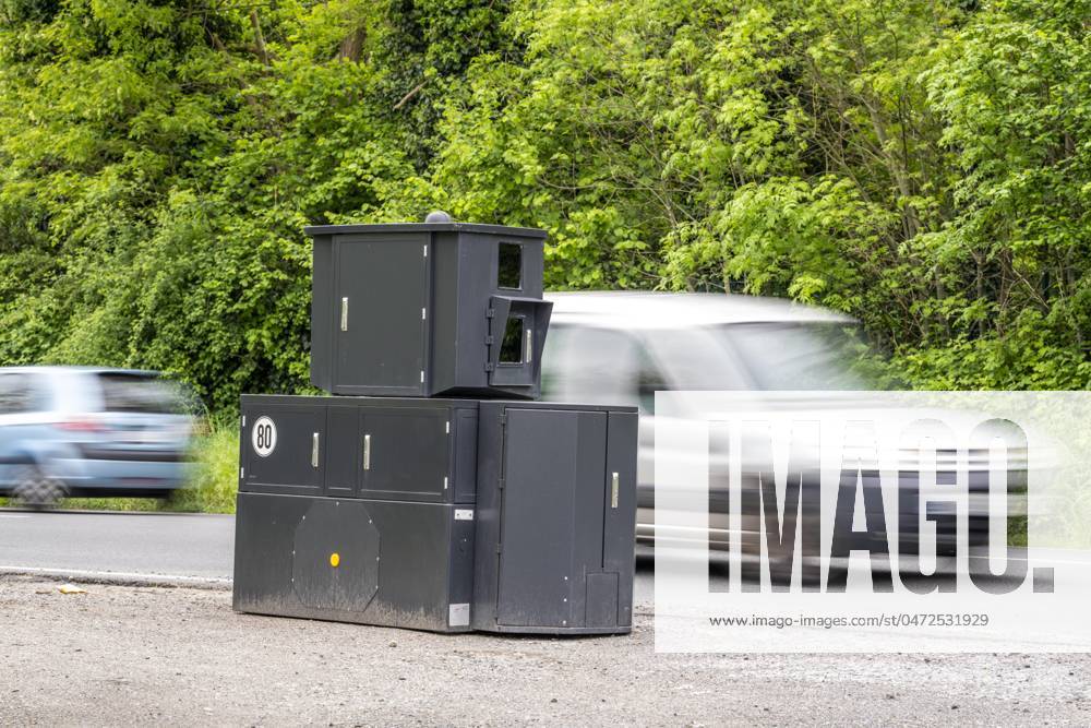 Semistationärer Blitzer an der B227, Hattinger Straße, eingesetzt von der Stadt Gelsenkirchen, Modell TraffiStar S350 von Jenoptik, das Gerät steht temporär, autark bis zu einer Woche, an verschiedenen Messpunkten, kann in 2 Richtungen messen und Blitzen, Lasermesstechnologie, Daten werden per Mobilfunk an die Stadt verschickt, ist auf einem geschützten Anhänger verbaut, im Volksmund auch Panzerblitzer genannt, hier eine 50km h Zone, NRW, Deutschland, Verkehrsblitzer