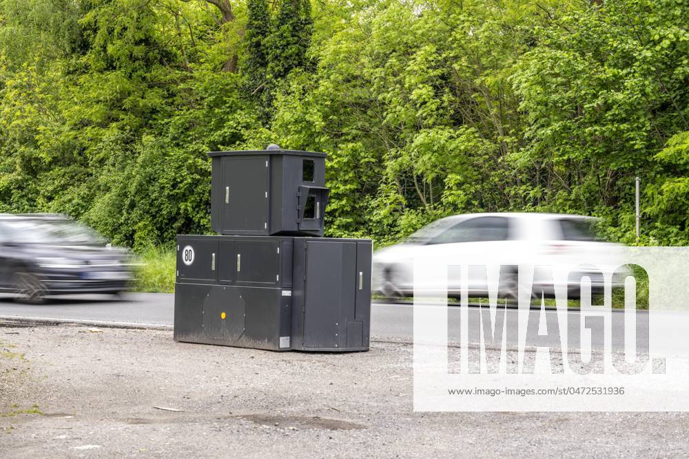 Semistationärer Blitzer an der B227, Hattinger Straße, eingesetzt von der Stadt Gelsenkirchen, Modell TraffiStar S350 von Jenoptik, das Gerät steht temporär, autark bis zu einer Woche, an verschiedenen Messpunkten, kann in 2 Richtungen messen und Blitzen, Lasermesstechnologie, Daten werden per Mobilfunk an die Stadt verschickt, ist auf einem geschützten Anhänger verbaut, im Volksmund auch Panzerblitzer genannt, hier eine 50km h Zone, NRW, Deutschland, Verkehrsblitzer