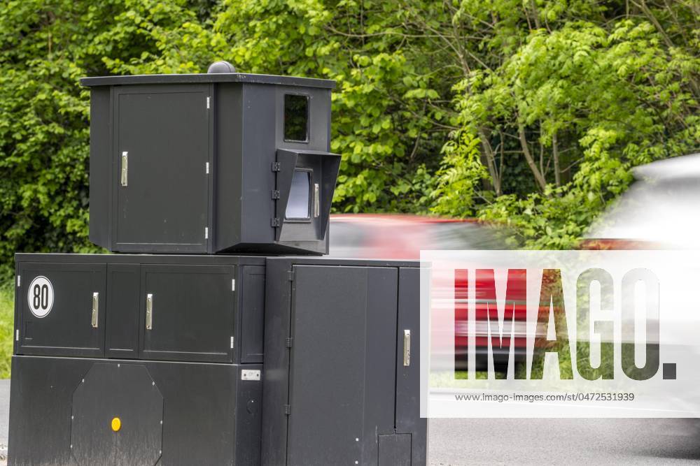 Semistationärer Blitzer an der B227, Hattinger Straße, eingesetzt von der Stadt Gelsenkirchen, Modell TraffiStar S350 von Jenoptik, das Gerät steht temporär, autark bis zu einer Woche, an verschiedenen Messpunkten, kann in 2 Richtungen messen und Blitzen, Lasermesstechnologie, Daten werden per Mobilfunk an die Stadt verschickt, ist auf einem geschützten Anhänger verbaut, im Volksmund auch Panzerblitzer genannt, hier eine 50km h Zone, NRW, Deutschland, Verkehrsblitzer