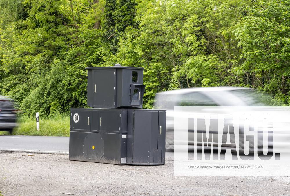 Semistationärer Blitzer an der B227, Hattinger Straße, eingesetzt von der Stadt Gelsenkirchen, Modell TraffiStar S350 von Jenoptik, das Gerät steht temporär, autark bis zu einer Woche, an verschiedenen Messpunkten, kann in 2 Richtungen messen und Blitzen, Lasermesstechnologie, Daten werden per Mobilfunk an die Stadt verschickt, ist auf einem geschützten Anhänger verbaut, im Volksmund auch Panzerblitzer genannt, hier eine 50km h Zone, NRW, Deutschland, Verkehrsblitzer