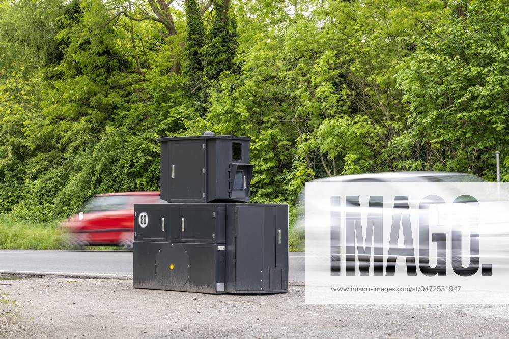 Semistationärer Blitzer an der B227, Hattinger Straße, eingesetzt von der Stadt Gelsenkirchen, Modell TraffiStar S350 von Jenoptik, das Gerät steht temporär, autark bis zu einer Woche, an verschiedenen Messpunkten, kann in 2 Richtungen messen und Blitzen, Lasermesstechnologie, Daten werden per Mobilfunk an die Stadt verschickt, ist auf einem geschützten Anhänger verbaut, im Volksmund auch Panzerblitzer genannt, hier eine 50km h Zone, NRW, Deutschland, Verkehrsblitzer