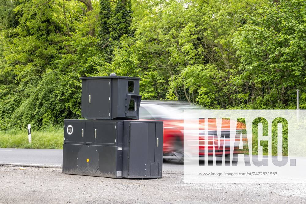 Semistationärer Blitzer an der B227, Hattinger Straße, eingesetzt von der Stadt Gelsenkirchen, Modell TraffiStar S350 von Jenoptik, das Gerät steht temporär, autark bis zu einer Woche, an verschiedenen Messpunkten, kann in 2 Richtungen messen und Blitzen, Lasermesstechnologie, Daten werden per Mobilfunk an die Stadt verschickt, ist auf einem geschützten Anhänger verbaut, im Volksmund auch Panzerblitzer genannt, hier eine 50km h Zone, NRW, Deutschland, Verkehrsblitzer