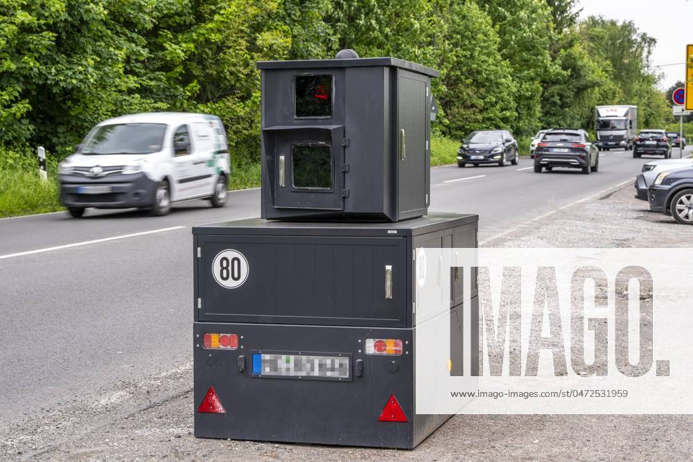 Semistationärer Blitzer an der B227, Hattinger Straße, eingesetzt von der Stadt Gelsenkirchen, Modell TraffiStar S350 von Jenoptik, das Gerät steht temporär, autark bis zu einer Woche, an verschiedenen Messpunkten, kann in 2 Richtungen messen und Blitzen, Lasermesstechnologie, Daten werden per Mobilfunk an die Stadt verschickt, ist auf einem geschützten Anhänger verbaut, im Volksmund auch Panzerblitzer genannt, hier eine 50km h Zone, NRW, Deutschland, Verkehrsblitzer