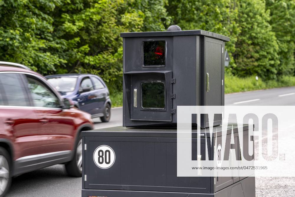 Semistationärer Blitzer an der B227, Hattinger Straße, eingesetzt von der Stadt Gelsenkirchen, Modell TraffiStar S350 von Jenoptik, das Gerät steht temporär, autark bis zu einer Woche, an verschiedenen Messpunkten, kann in 2 Richtungen messen und Blitzen, Lasermesstechnologie, Daten werden per Mobilfunk an die Stadt verschickt, ist auf einem geschützten Anhänger verbaut, im Volksmund auch Panzerblitzer genannt, hier eine 50km h Zone, NRW, Deutschland, Verkehrsblitzer