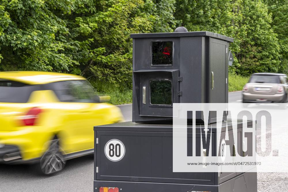 Semistationärer Blitzer an der B227, Hattinger Straße, eingesetzt von der Stadt Gelsenkirchen, Modell TraffiStar S350 von Jenoptik, das Gerät steht temporär, autark bis zu einer Woche, an verschiedenen Messpunkten, kann in 2 Richtungen messen und Blitzen, Lasermesstechnologie, Daten werden per Mobilfunk an die Stadt verschickt, ist auf einem geschützten Anhänger verbaut, im Volksmund auch Panzerblitzer genannt, hier eine 50km h Zone, NRW, Deutschland, Verkehrsblitzer