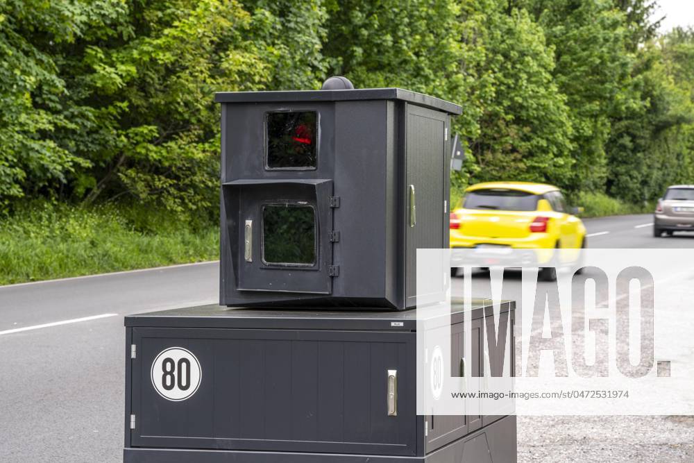 Semistationärer Blitzer an der B227, Hattinger Straße, eingesetzt von der Stadt Gelsenkirchen, Modell TraffiStar S350 von Jenoptik, das Gerät steht temporär, autark bis zu einer Woche, an verschiedenen Messpunkten, kann in 2 Richtungen messen und Blitzen, Lasermesstechnologie, Daten werden per Mobilfunk an die Stadt verschickt, ist auf einem geschützten Anhänger verbaut, im Volksmund auch Panzerblitzer genannt, hier eine 50km h Zone, NRW, Deutschland, Verkehrsblitzer