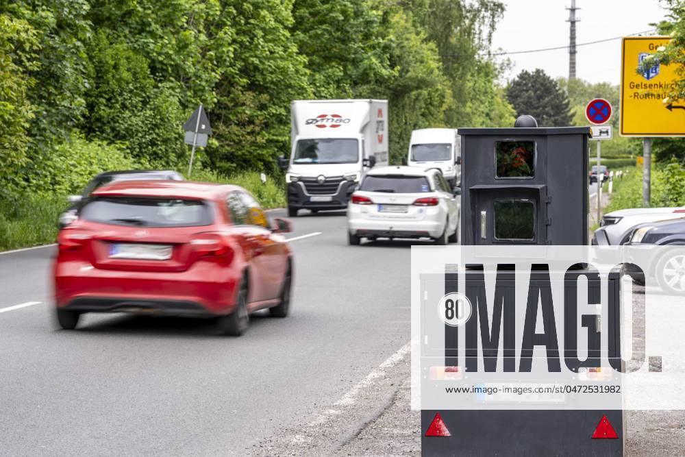 Semistationärer Blitzer an der B227, Hattinger Straße, eingesetzt von der Stadt Gelsenkirchen, Modell TraffiStar S350 von Jenoptik, das Gerät steht temporär, autark bis zu einer Woche, an verschiedenen Messpunkten, kann in 2 Richtungen messen und Blitzen, Lasermesstechnologie, Daten werden per Mobilfunk an die Stadt verschickt, ist auf einem geschützten Anhänger verbaut, im Volksmund auch Panzerblitzer genannt, hier eine 50km h Zone, NRW, Deutschland, Verkehrsblitzer