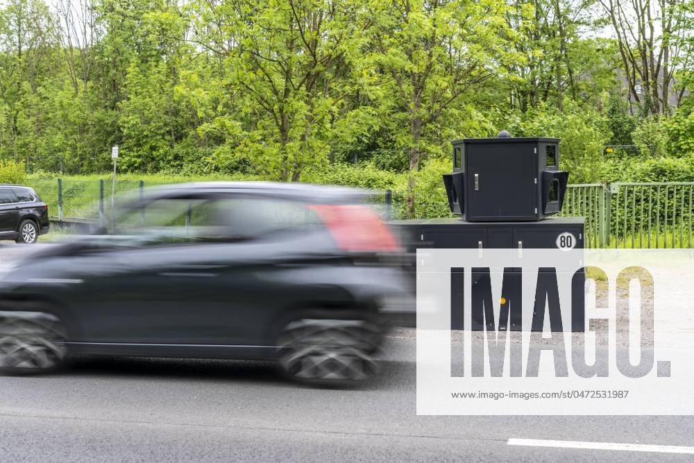 Semistationärer Blitzer an der B227, Hattinger Straße, eingesetzt von der Stadt Gelsenkirchen, Modell TraffiStar S350 von Jenoptik, das Gerät steht temporär, autark bis zu einer Woche, an verschiedenen Messpunkten, kann in 2 Richtungen messen und Blitzen, Lasermesstechnologie, Daten werden per Mobilfunk an die Stadt verschickt, ist auf einem geschützten Anhänger verbaut, im Volksmund auch Panzerblitzer genannt, hier eine 50km h Zone, NRW, Deutschland, Verkehrsblitzer