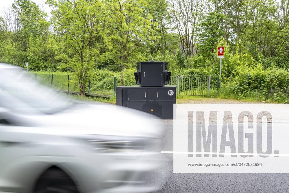 Semistationärer Blitzer an der B227, Hattinger Straße, eingesetzt von der Stadt Gelsenkirchen, Modell TraffiStar S350 von Jenoptik, das Gerät steht temporär, autark bis zu einer Woche, an verschiedenen Messpunkten, kann in 2 Richtungen messen und Blitzen, Lasermesstechnologie, Daten werden per Mobilfunk an die Stadt verschickt, ist auf einem geschützten Anhänger verbaut, im Volksmund auch Panzerblitzer genannt, hier eine 50km h Zone, NRW, Deutschland, Verkehrsblitzer