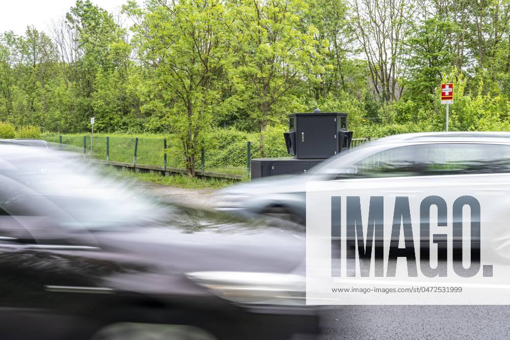 Semistationärer Blitzer an der B227, Hattinger Straße, eingesetzt von der Stadt Gelsenkirchen, Modell TraffiStar S350 von Jenoptik, das Gerät steht temporär, autark bis zu einer Woche, an verschiedenen Messpunkten, kann in 2 Richtungen messen und Blitzen, Lasermesstechnologie, Daten werden per Mobilfunk an die Stadt verschickt, ist auf einem geschützten Anhänger verbaut, im Volksmund auch Panzerblitzer genannt, hier eine 50km h Zone, NRW, Deutschland, Verkehrsblitzer