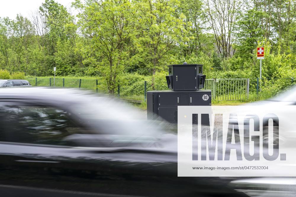 Semistationärer Blitzer an der B227, Hattinger Straße, eingesetzt von der Stadt Gelsenkirchen, Modell TraffiStar S350 von Jenoptik, das Gerät steht temporär, autark bis zu einer Woche, an verschiedenen Messpunkten, kann in 2 Richtungen messen und Blitzen, Lasermesstechnologie, Daten werden per Mobilfunk an die Stadt verschickt, ist auf einem geschützten Anhänger verbaut, im Volksmund auch Panzerblitzer genannt, hier eine 50km h Zone, NRW, Deutschland, Verkehrsblitzer