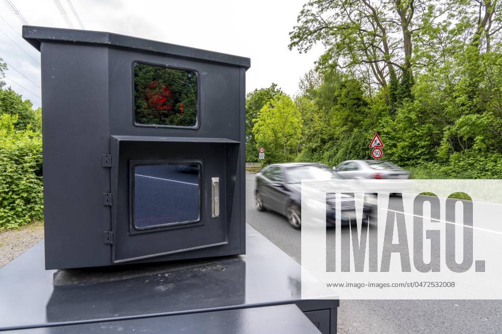 Semistationärer Blitzer an der B227, Hattinger Straße, eingesetzt von der Stadt Gelsenkirchen, Modell TraffiStar S350 von Jenoptik, das Gerät steht temporär, autark bis zu einer Woche, an verschiedenen Messpunkten, kann in 2 Richtungen messen und Blitzen, Lasermesstechnologie, Daten werden per Mobilfunk an die Stadt verschickt, ist auf einem geschützten Anhänger verbaut, im Volksmund auch Panzerblitzer genannt, hier eine 50km h Zone, NRW, Deutschland, Verkehrsblitzer