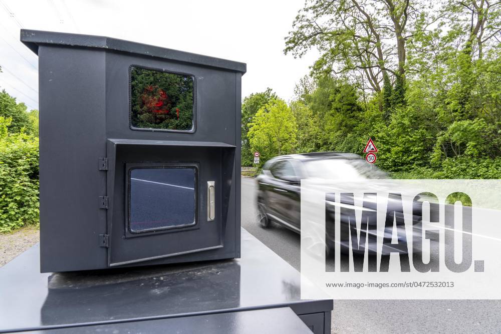 Semistationärer Blitzer an der B227, Hattinger Straße, eingesetzt von der Stadt Gelsenkirchen, Modell TraffiStar S350 von Jenoptik, das Gerät steht temporär, autark bis zu einer Woche, an verschiedenen Messpunkten, kann in 2 Richtungen messen und Blitzen, Lasermesstechnologie, Daten werden per Mobilfunk an die Stadt verschickt, ist auf einem geschützten Anhänger verbaut, im Volksmund auch Panzerblitzer genannt, hier eine 50km h Zone, NRW, Deutschland, Verkehrsblitzer