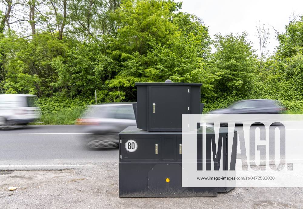 Semistationärer Blitzer an der B227, Hattinger Straße, eingesetzt von der Stadt Gelsenkirchen, Modell TraffiStar S350 von Jenoptik, das Gerät steht temporär, autark bis zu einer Woche, an verschiedenen Messpunkten, kann in 2 Richtungen messen und Blitzen, Lasermesstechnologie, Daten werden per Mobilfunk an die Stadt verschickt, ist auf einem geschützten Anhänger verbaut, im Volksmund auch Panzerblitzer genannt, hier eine 50km h Zone, NRW, Deutschland, Verkehrsblitzer