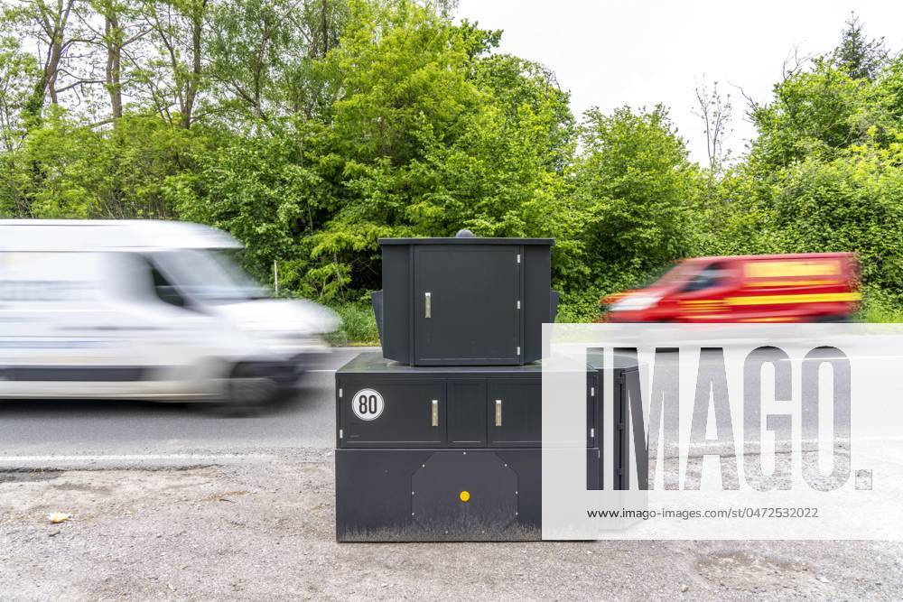 Semistationärer Blitzer an der B227, Hattinger Straße, eingesetzt von der Stadt Gelsenkirchen, Modell TraffiStar S350 von Jenoptik, das Gerät steht temporär, autark bis zu einer Woche, an verschiedenen Messpunkten, kann in 2 Richtungen messen und Blitzen, Lasermesstechnologie, Daten werden per Mobilfunk an die Stadt verschickt, ist auf einem geschützten Anhänger verbaut, im Volksmund auch Panzerblitzer genannt, hier eine 50km h Zone, NRW, Deutschland, Verkehrsblitzer