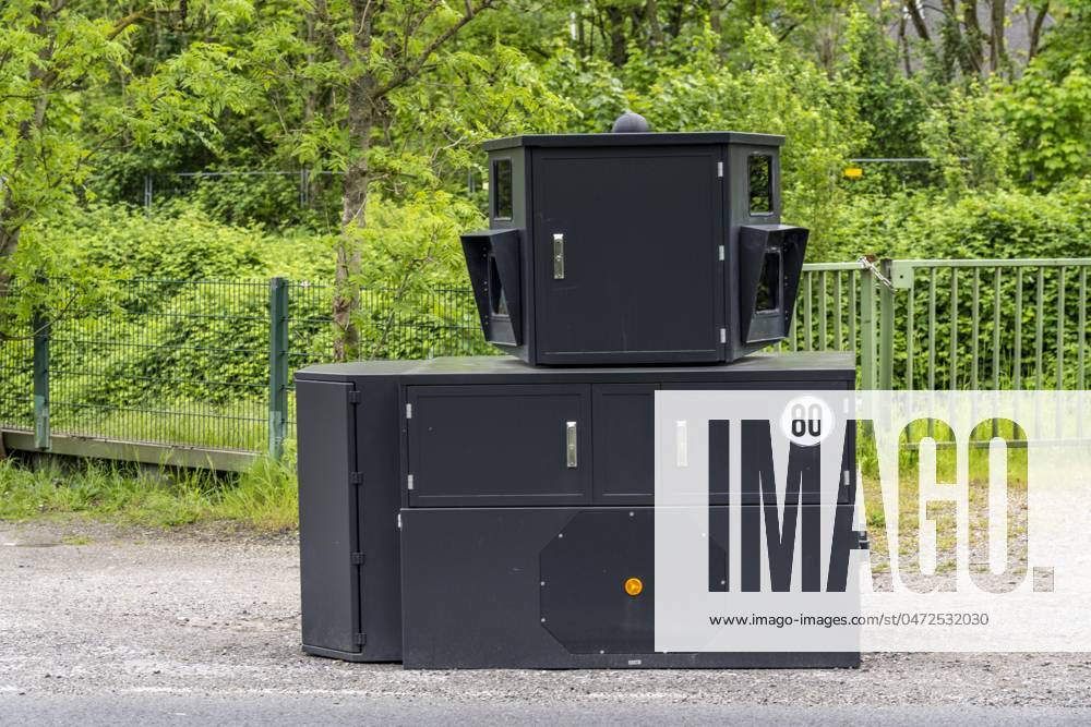 Semistationärer Blitzer an der B227, Hattinger Straße, eingesetzt von der Stadt Gelsenkirchen, Modell TraffiStar S350 von Jenoptik, das Gerät steht temporär, autark bis zu einer Woche, an verschiedenen Messpunkten, kann in 2 Richtungen messen und Blitzen, Lasermesstechnologie, Daten werden per Mobilfunk an die Stadt verschickt, ist auf einem geschützten Anhänger verbaut, im Volksmund auch Panzerblitzer genannt, hier eine 50km h Zone, NRW, Deutschland, Verkehrsblitzer