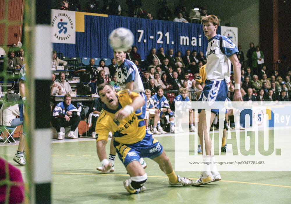 REYKJAVIK 1995-05-21 Germany s Jan Fegter (C) and Volker Zerbe (R) watches Sweden s Per Carlà n (L) throws the ball to score during the bronze medal game between Germany and Sweden at IHF World Men s Handball Championship in Reykjavik, Iceland, May 21, 1995. Sweden won 25-20. Reykjavik Iceland
