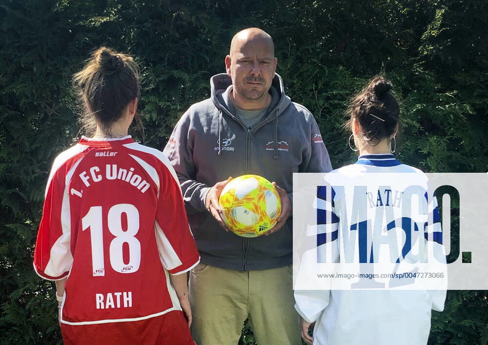 Fussball 1.Bundesliga, Hertha BSC Berlin - 1.FC Union Berlin, v.l.Tochter Josi,Marcel Rath,Lebensgefaehrtin Kati - 151 Partien absolvierte Marcel Rath für Hertha BSC, Energie Cottbus, den FC St. Pauli und1.FC Union Berlin in der 2. Bundesliga, wobei ihm 34 Tore gelangen. Sein Tipp zum Derby zwischen Hertha BSC vs. 1.FC Union Berlin 2:2 Unentschieden.Tochter Josi im 1.FC Union Berlin Trikot tipp 0:1 da gegen Lebensgefaehrtin Kati im Hertha BSC Trikot tipp 2:0. Wiesenau
