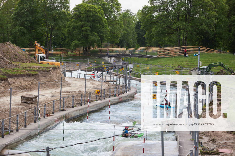 Baustelle Eiskanal: das Gelände wird ab jetzt für fast zwei Jahre für Passanten gesperrt wegen der Umbauten der Stecke für die Kanuslalom-WM 2022. Vorerst geht das Training der Kanuten weiter.