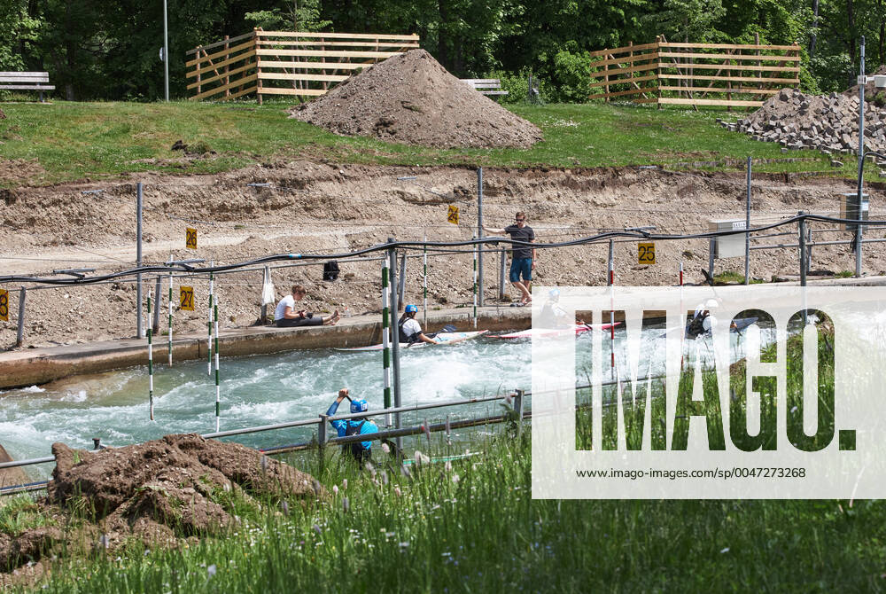 Baustelle Eiskanal: das Gelände wird ab jetzt für fast zwei Jahre für Passanten gesperrt wegen der Umbauten der Stecke für die Kanuslalom-WM 2022. Vorerst geht das Training der Kanuten weiter.