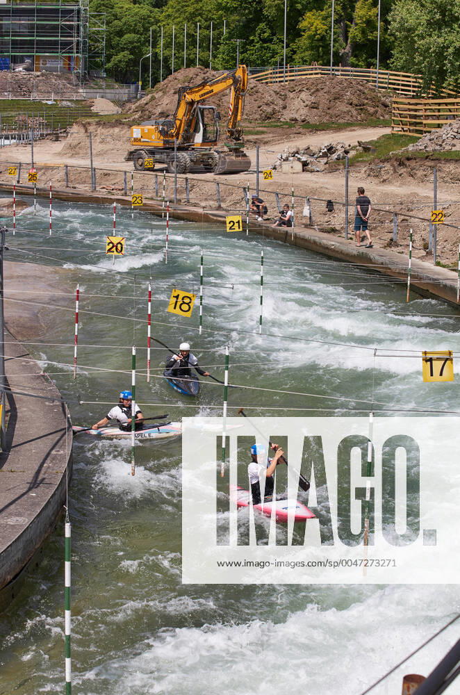 Baustelle Eiskanal: das Gelände wird ab jetzt für fast zwei Jahre für Passanten gesperrt wegen der Umbauten der Stecke für die Kanuslalom-WM 2022. Vorerst geht das Training der Kanuten weiter.