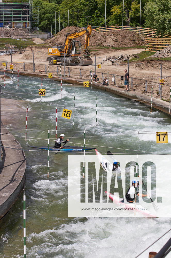 Baustelle Eiskanal: das Gelände wird ab jetzt für fast zwei Jahre für Passanten gesperrt wegen der Umbauten der Stecke für die Kanuslalom-WM 2022. Vorerst geht das Training der Kanuten weiter.