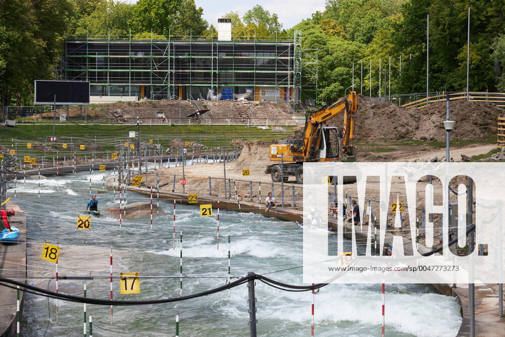 Baustelle Eiskanal: das Gelände wird ab jetzt für fast zwei Jahre für Passanten gesperrt wegen der Umbauten der Stecke für die Kanuslalom-WM 2022. Vorerst geht das Training der Kanuten weiter.