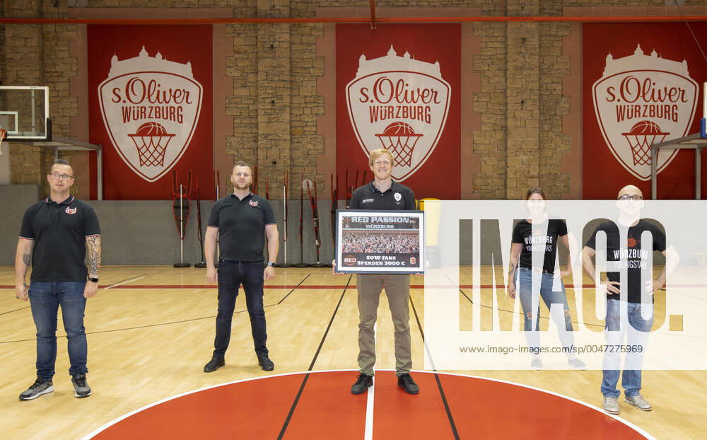 KW21 Deutschland, Wuerzburg, Trainingszentrum, 22.05.2020,, emonline, despor, deonline, Basketball, BBL, Spendenuebergabe der beiden Fanclubs von s.Oliver Wuerzburg Bild: (von links): Simon Luksch, Alexander Kütt (beide Red Passion Würzburg), SOW-Geschäftsführer Steffen Liebler, Christina Kröner und André Hofmann (beide Würzburg Youngstars) Die beiden Fanclubs, Wuerzburg Youngstars e.V. und Red Passion Wuerzburg spenden die Erloese aus dem Verkauf der Geistertickets sowie die Pfandspenden der zurueckliegenden Saison in Hoehe von zusammen 3000 Euro an s.Oliver Wuerzburg. Weiterhin haben auch noch alle Dauerkarten-Inhaber die Moeglichkeit Ihren Verzicht auf anteilige Rueckerstattung online unter www.soliver-wuerzburg.de tickets sow-much-love zu erklaeren. Mit diesen gemeinsamen Aktionen soll der Profi-Basketball in der Domstadt nachhaltig gesichert werden.