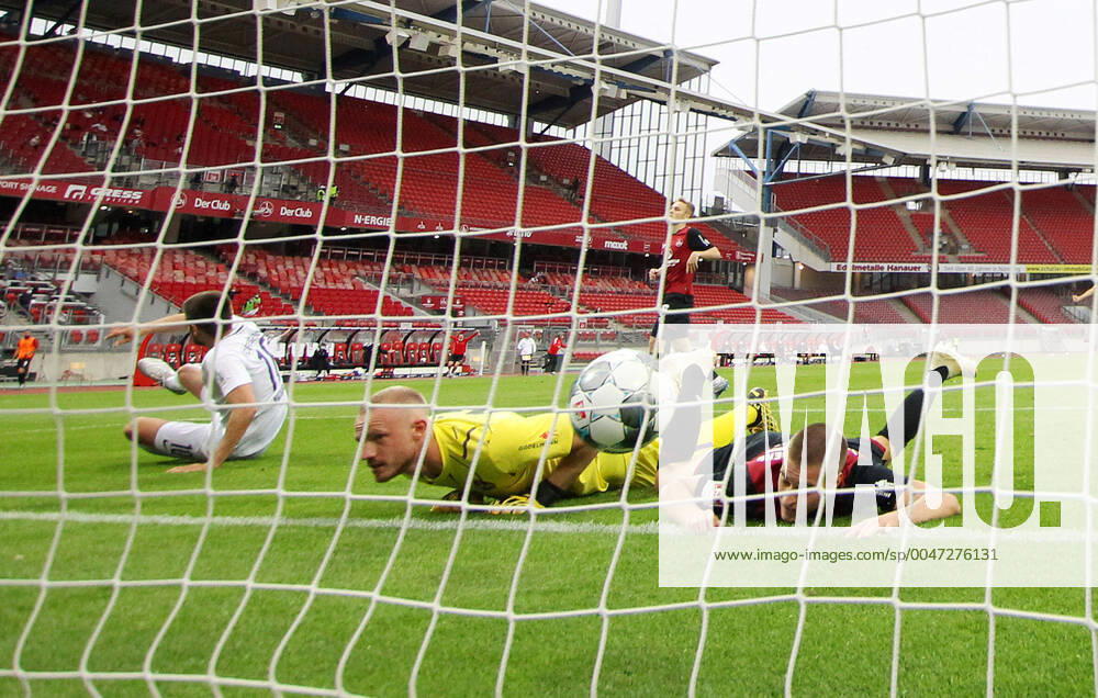 KW21 Nürnberg - Aue 22.05.2020 Nürnberg, 22.05.2020, Max-Morlock-Stadion, Fussball, GER, 2.Bundesliga, 27.Spieltag , 1.FC Nürnberg vs. FC Erzgebirge Aue , Im Bild: Tor für Erzgebirge Aue. Dimitrij Nazarov (li., 10, Aue) trifft zum 0:1 gegen Torwart Felix Dornebusch (21, Nürnberg) und Fabian Nürnberger Nuernberger (15, Nürnberg). , Gemäß den Vorgaben der DFL Deutsche Fußball Liga ist es untersagt, in dem Stadion und oder vom Spiel angefertigte Fotoaufnahmen in Form von Sequenzbildern und oder videoähnlichen Fotostrecken zu verwerten bzw. verwerten zu lassen. , Foto: PICTURE POINT Sven Sonntag Poolfoto , Nürnberg Bayern Deutschland