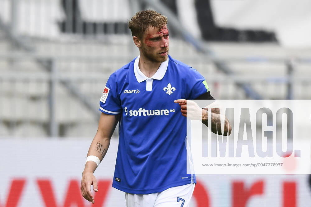 KW21 Fussball 2. Bundesliga, SV Darmstadt 98 - FC St. Pauli 23.05.2020, Fussball 2. Bundesliga, Saison 19 20, Spieltag 27, SV Darmstadt 98 - FC St. Pauli, emonline,, v.l. Felix Platte (SV Darmstadt 98) mit Platzwunde muss behandelt werden und wird ausgwechselt Foto: Florian Ulrich Jan Huebner Pool Nur für journalistische Zwecke. Only for editorial use. Darmstadt Merck-Stadion am Boellenfalltor Hessen Deutschland