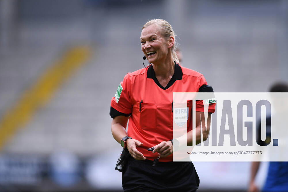KW21 SC Paderborn - TSG 1899 Hoffenheim, 23.05.2020 Schiedsrichterin Bibiana Steinhaus, Foto: Edith Geuppert GES Pool Rauch nordphoto DFL regulations prohibit any use of photographs as image sequences and or quasi-video. Editorial use only! National and international news-agencies out. Paderborn NRW Deutschland
