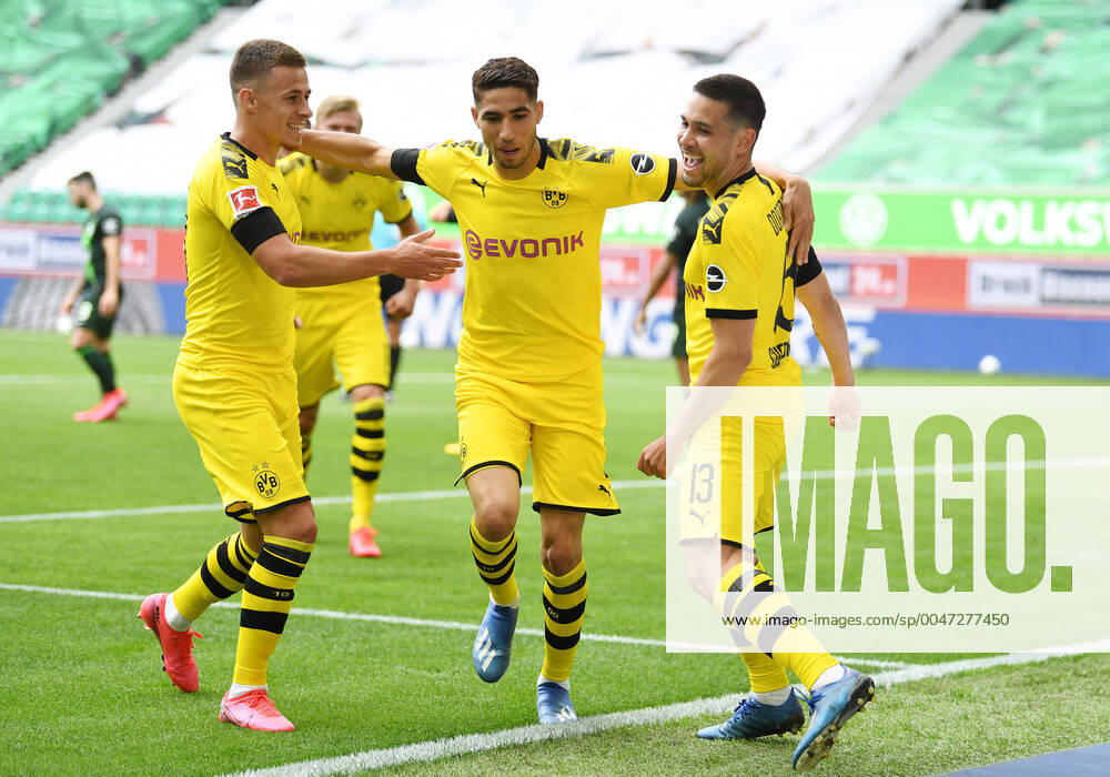KW21 Fussball 0:1 Tor, Jubel, v.l. Thorgan Hazard, Achraf Hakimi, Torschuetze Raphael Guerreiro (Dortmund) Wolfsburg, 23.05.2020, Fussball Bundesliga, VfL Wolfsburg - Borussia Dortmund Wolfsburg Nur für journalistische Zwecke. Only for editorial use.