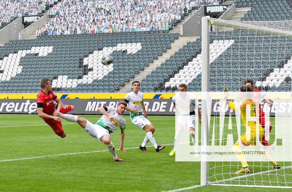 KW21 Borussia Mönchengladbach - Bayer Leverkusen, 23.05.2020 Fussball, 1. Bundesliga, Saison 19 20, 27. Spieltag, Borussia Mönchengladbach - Bayer Leverkusen, 23.05.2020: Tor zum 1:3 durch einen Kopfball von Sven Bender (Leverkusen) gegen Nico Elvedi (BMG), Matthias Ginter (BMG) und Torwart Yann Sommer (BMG) Foto: Maik Hölter team2sportphoto PoolviaNorbert Schmidt Nur für journalistische Zwecke! Only for editorial use! Gemäß den Vorgaben der DFL Deutsche Fußball Liga ist es untersagt, in dem Stadion und oder vom Spiel angefertigte Fotoaufnahmen in Form von Sequenzbildern und oder videoähnlichen Fotostrecken zu verwerten bzw. verwerten zu lassen. DFL regulations prohibit any use of photographs as image sequences and or quasi-video. Mönchengladbach Borussia Park NRW Deutschland