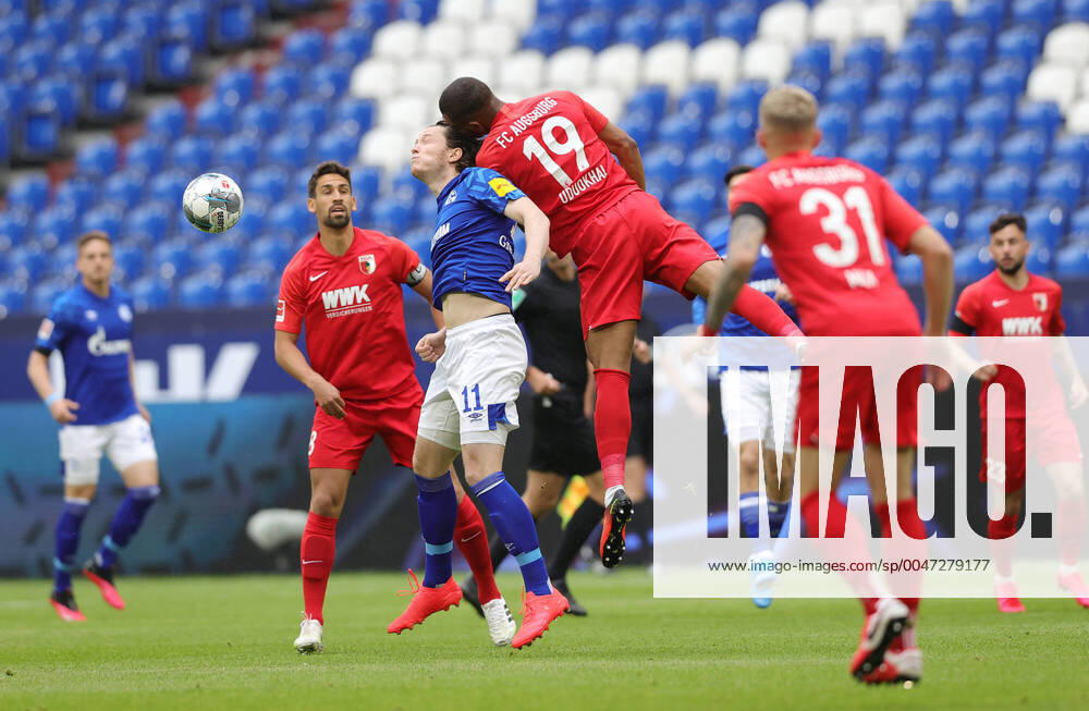 KW21 firo,Fussball: 24.05.2020 1.Bundesliga , Saison 19 20 2019 2020 27. Spieltag: FC Schalke 04 - FC Augsburg 24.05.2020 1.Bundesliga , Saison 19 20 2019 2020 27. Spieltag: FC Schalke 04 - FC Augsburg ZWEIKAMPF , Michael Gregoritsch GEGEN Felix Uduokhai , RECHTS copyright by : Ralf Ibing firo Pool via Kirchner-Media Nur für journalistische Zwecke! Only for editorial use! Schalke NRW Deutschland