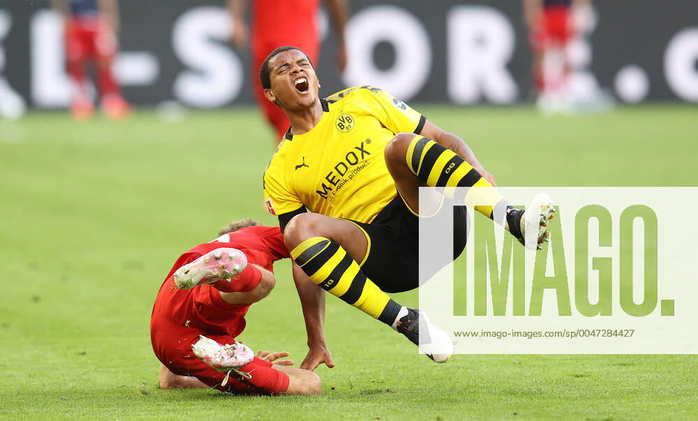 KW22 Fussball: 1. Bundesliga: Saison 19 20: 28. Spieltag, 26.05.2020, BVB,Borussia Dortmund - FC Bayern München, Foul an Manuel AKANJI, BVB Sport: Fussball: 1. Bundesliga: Saison 19 20: 28. Spieltag, 26.05.2020, BVB,Borussia Dortmund - FC Bayern München, Foto: Jürgen Fromme firosportphoto POOL Stadt Dortmund Signal Iduna Park Bundesland NRW Deutschland