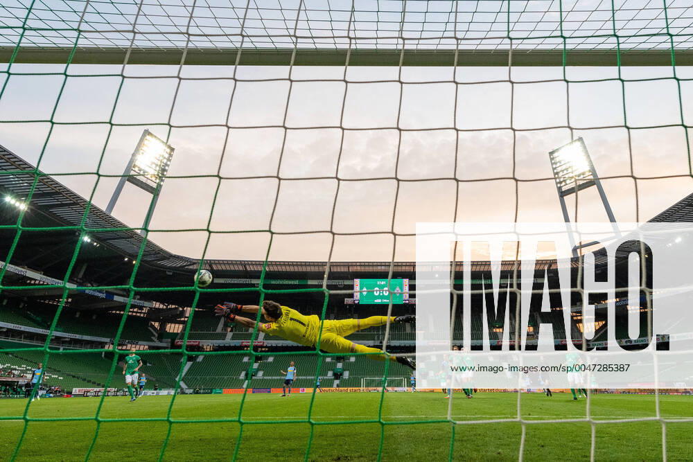 KW22 SV Werder Bremen vs Borussia Moenchengladbach, 26.05.2020 Glanzparade Jiri Pavlenka (Werder Bremen 01) Aufgenommen mit der Hintertor Remote Kamera nphgm001: Fussball: 1. Bundesliga: Saison 19 20: 28. Spieltag: SV Werder Bremen vs Borussia Moenchengladbach, 26.05.2020 Foto: gumzmedia nordphoto POOL Bremen wohninvest Weserstadion Bremen DEUTSCHLAND DFL regulations prohibit any use of photographs as image sequences and or quasi-video.