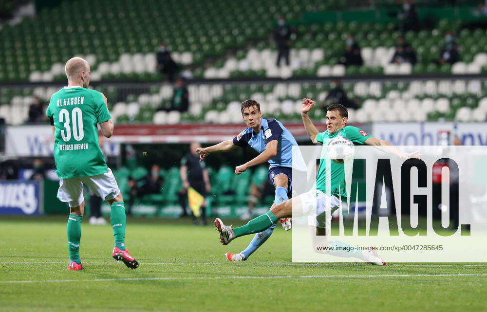 Bremen - Moenchengladbach 26.05.2020, Fussball 1. Bundesliga 2019 2020, 28. Spieltag, SV Werder Bremen - Borussia Moenchengladbach, im Wohninvest Weserstadion (Bremen). v.li: Davy Klaassen (Werder Bremen), Florian Neuhaus (Borussia Mönchengladbach), Maximilian Eggestein (Werder Bremen). Foto: Cathrin Mueller M.i.S. Pool Nur für journalistische Zwecke! Only for editorial use! Gemäß den Vorgaben der DFL Deutsche Fußball Liga ist es untersagt, in dem Stadion und oder vom Spiel angefertigte Fotoaufnahmen in Form von Sequenzbildern und oder videoähnlichen Fotostrecken zu verwerten bzw. verwerten zu lassen. DFL regulations prohibit any use of photographs as image sequences and or quasi-video. Bremen Bremen Deutschland
