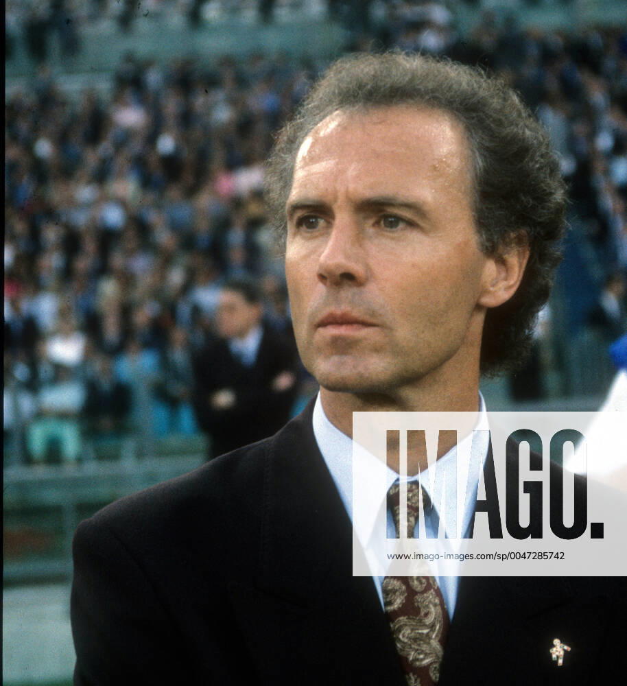 Fussball Weltmeisterschaft 1990: Endspiel Deutschland-Argentinien in Rom. Trainer Franz Beckenbauer vorm Spiel konzentriert 08.07.1990