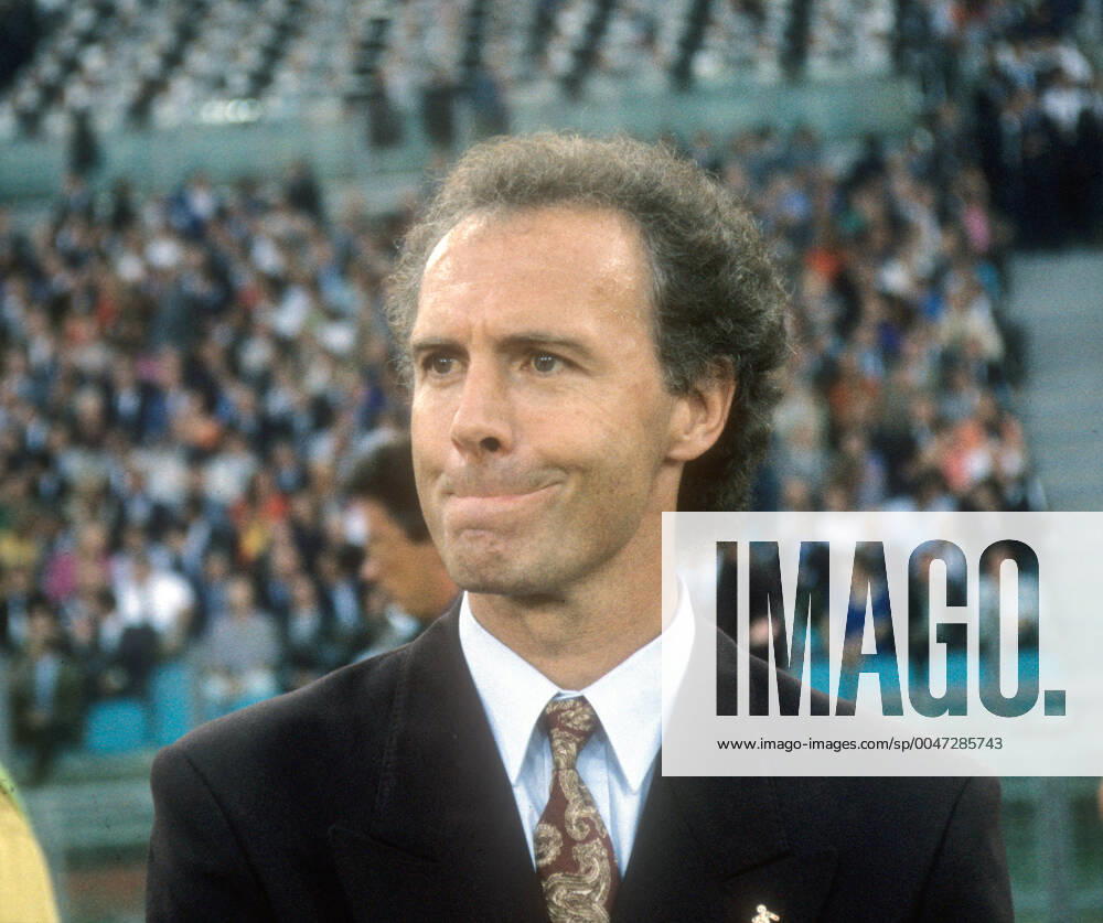 Fussball Weltmeisterschaft 1990: Endspiel Deutschland-Argentinien in Rom. Trainer Franz Beckenbauer vorm Spiel angespannt, verbissen 08.07.1990
