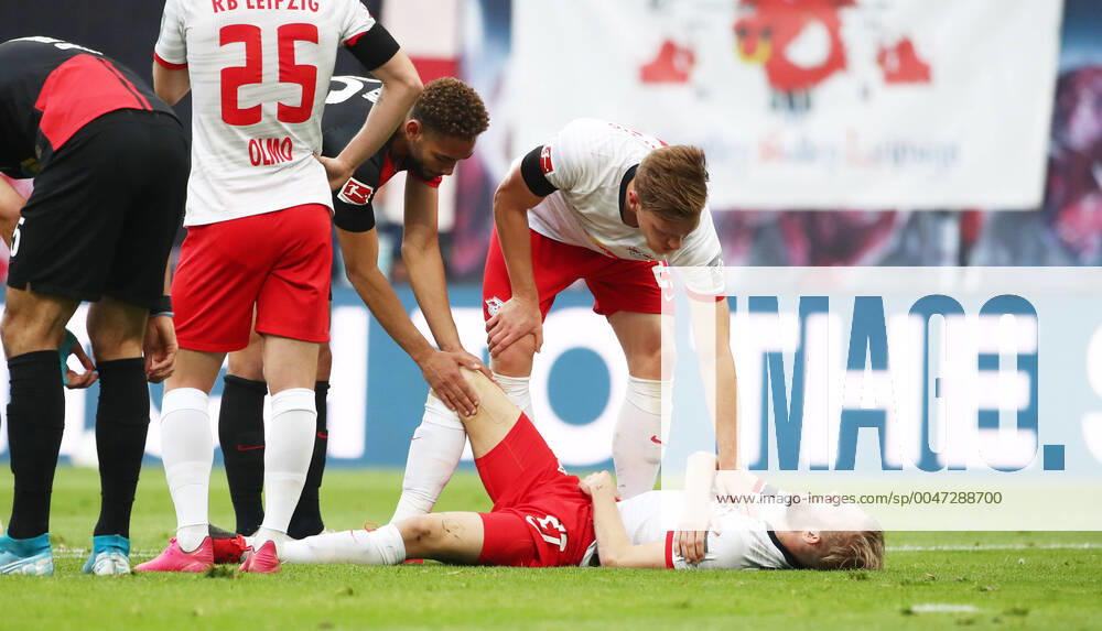KW22 RB Leipzig - Hertha BSC , 27.05.2020 Leipzig, 27.05.2020, Red Bull Arena, Fussball, Bundesliga, 28.Spieltag , RB Leipzig vs. Hertha BSC Berlin , Im Bild; Konrad Laimer (27, RB Leipzig) verletzt am Boden. Bei ihm; Dani Olmo (25, RB Leipzig), Matheus Cunha (26, Berlin) und Marcel Halstenberg (23, RB Leipzig) , DFL regulations prohibit any use of photographs as image sequences and or quasi-video. Foto: PICTURE POINT Roger Petzsche Pool , Nur für journalistische Zwecke! Only for editorial use! Leipzig Sachsen Germany
