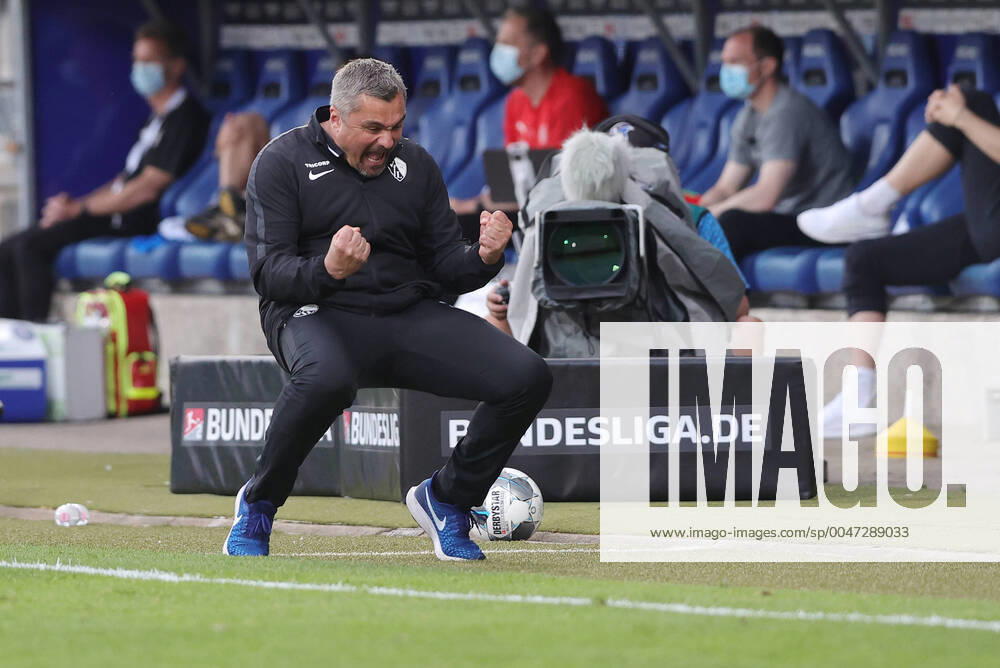 KW22 Fussball: 2. Bundesliga: Saison 19 20: 28. Spieltag: VfL Bochum - Holstein Kiel Jubel , Trainer Thomas Reis Sport: Fussball: 2. Bundesliga: Saison 19 20: .27.05.2020 28. Spieltag: VfL Bochum - Holstein Kiel Foto: Ralf Ibing firosportphoto POOL Stadt Bochum Bundesland NRW Deutschland Nur für journalistische Zwecke! Only for editorial use! Gemäß den Vorgaben der DFL Deutsche Fußball Liga ist es untersagt, in dem Stadion und oder vom Spiel angefertigte Fotoaufnahmen in Form von Sequenzbildern und oder videoähnlichen Fotostrecken zu verwerten bzw. verwerten zu lassen. DFL regulations prohibit any use of photographs as image sequences and or quasi-video