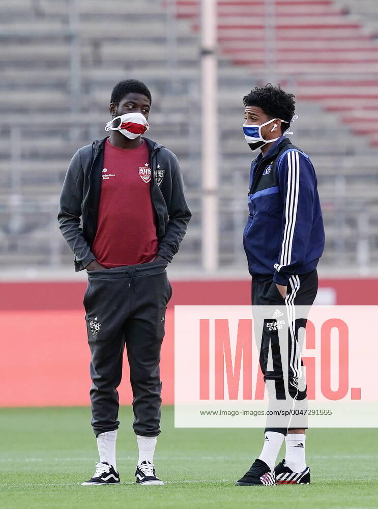 KW22 Fussball v.l. Clinton Mola, Xavier Amaechi (HSV) mit Gesichtsmaske Stuttgart, 28.05.2020, Fussball 2. Bundesliga, VfB Stuttgart - Hamburger SV Stuttgart