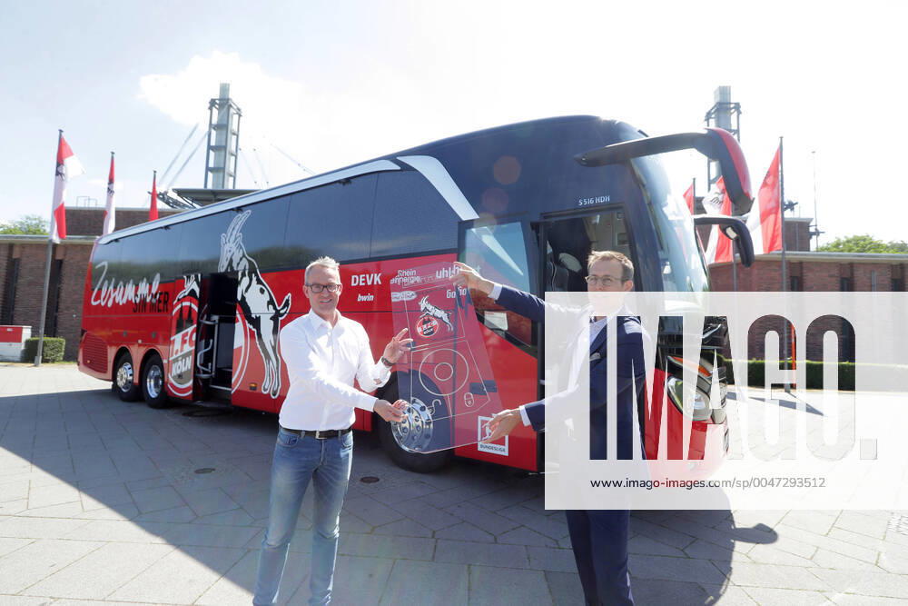 KW22 Der neue Bus mit den Namen der Verzichter wird vorgestellt. Alex Wehrle und zwei Verzichter sind vor Ort von links: Alexander Wehrle (1.FC Köln), Tobias Rulle (Geschäftsfürer Autohaus Senden Nutzfahrzeuge) 29.05.2020