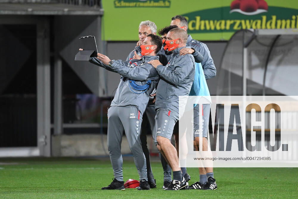 KW22 SC Freiburg - Bayer 04 Leverkusen, 29.05.2020 Betreuer von Bayer Leverkusen machen ein Selfie nach dem Sieg. Fussball: 1. Bundesliga: Saison 19 20: 29. Spieltag: SC Freiburg - Bayer 04 Leverkusen, 29.05.2020 Foto: Markus Gilliar GES POOL Nur für journalistische Zwecke! Only for editorial use! Gemäß den Vorgaben der DFL Deutsche Fußball Liga ist es untersagt, in dem Stadion und oder vom Spiel angefertigte Fotoaufnahmen in Form von Sequenzbildern und oder videoähnlichen Fotostrecken zu verwerten bzw. verwerten zu lassen. DFL regulations prohibit any use of photographs as image sequences and or quasi-video. National and international news-agencies out. Freiburg BW Deutschland