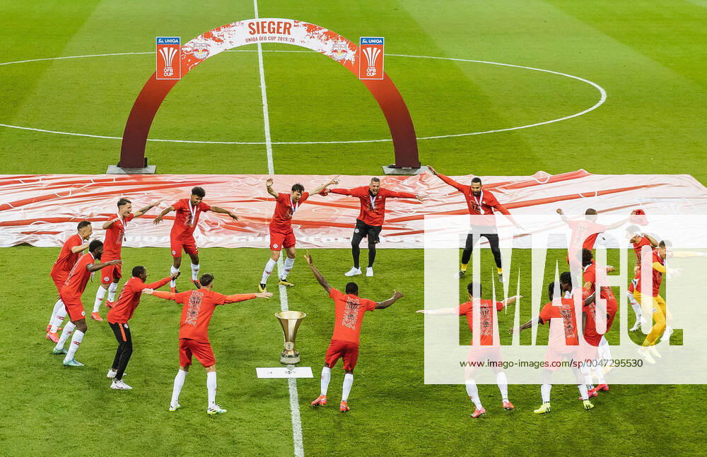 Woerthersee Stadion, Klagenfurt, AUT, UNIQA OeFB Cup, FC Red Bull Salzburg vs SC Austria Lustenau, Finale, im Bild Salzburger Spieler jubeln mit dem Siegerpokal Salzburg players cheer with the winner s trophy during the Final match of the OeFB Uniqa Cup between FC Red Bull Salzburg and SC Austria Lustenau at the Woerthersee Stadion in Klagenfurt, Austria on 2020 05 29. Klagenfurt