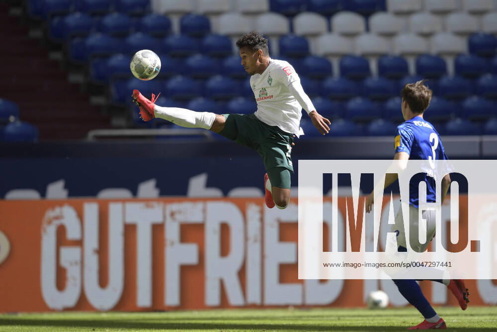 KW22 Fussball 1. Bundesliga FC Schalke 04 - Werder Bremen von links: Theodor GEBRE SELASSIE (HB) Juan MIRANDA (GE) Fussball 1. Bundesliga, 29.Spieltag, FC Schalke 04 (GE) - SV Werder Bremen (HB), am 30.05.2020 in Gelsenkirchen Deutschland. Foto: AnkeWaelischmiller SVEN SIMON Pool DFL regulations prohibit any use of photographs as image sequences and or quasi-video National and international News- Agencies OUT Gelsenkirchen Veltins-Arena NRW Deutschland