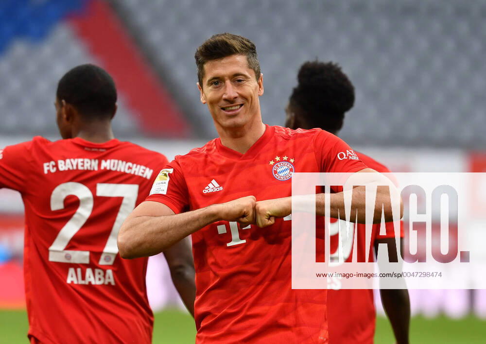 KW22 1.Bundesliga FC BAYERN MUENCHEN - FORTUNA DUESSELDORF Muenchen, Deutschland, 30. Mai 2020, Torjubel um Robert LEWANDOWSKI (M) nach seinem 4:0, Alphonso DAVIES, FCB 19 beim Spiel 1.Bundesliga FC BAYERN MUENCHEN - FORTUNA DUESSELDORF in der Saison 2019 2020 am 29.Spieltag. Foto: Frank Hoermann Sven Simon Pool via Peter Schatz - DFL REGULATIONS PROHIBIT ANY USE OF PHOTOGRAPHS as IMAGE SEQUENCES and or QUASI-VIDEO - National and international News-Agencies OUT Editorial Use ONLY München Allianz Arena Bayern Deutschland