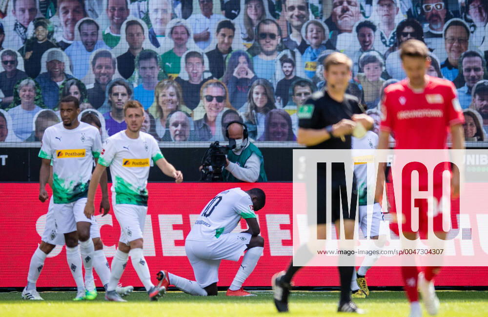 Bilder des Jahres 2020, Sport 05 Mai Borussia Moenchengladbach - Union Berlin, 31.05.2020 Torjubel: Marcus Thuram (BMG) gegen Rassismus 31.05.2020, Fussball, 1. Bundesliga, Saison 2019 20, 29. Spieltag, Borussia Moenchengladbach - Union Berlin, Foto: MORITZ MUELLER POOL Nur für journalistische Zwecke! Only for editorial use! Moenchengladbach Borussia Park NRW Deutschland
