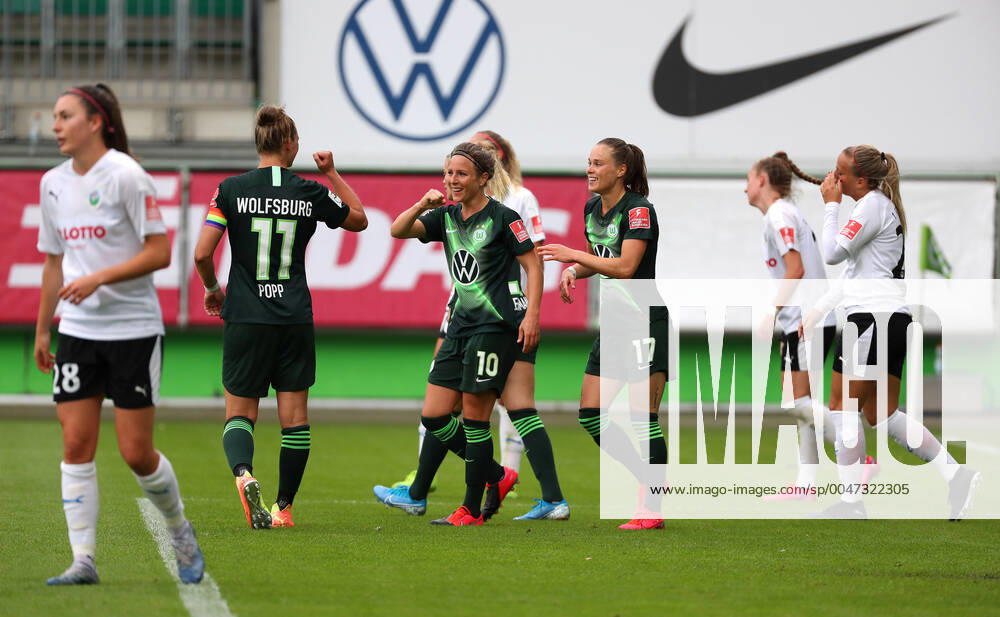 Wolfsburg vs Frankfurt, BL Frauen Wolfsburg, Deutschland 06.06.2020, FUßBALL - VfL Wolfsburg vs 1. FFC Frankfurt, Flyeralarm Frauen Bundesliga, Saison 2019 20. Svenja Huth (VfL Wolfsburg) jubelt mit der Mannschaft nach ihrem Tor zum 5:1 Wolfsburg